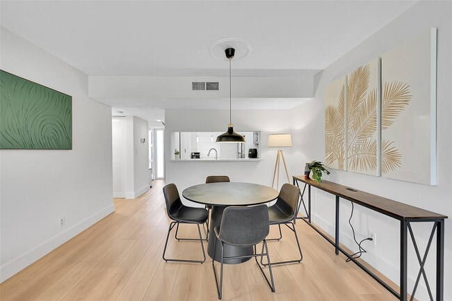 Building Photo - 2660 Carambola Cir N