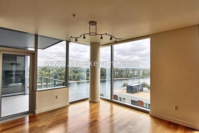 Foto del edificio - 2 Bed, 2 Bath Condo with Den at Atwater Place in Portland