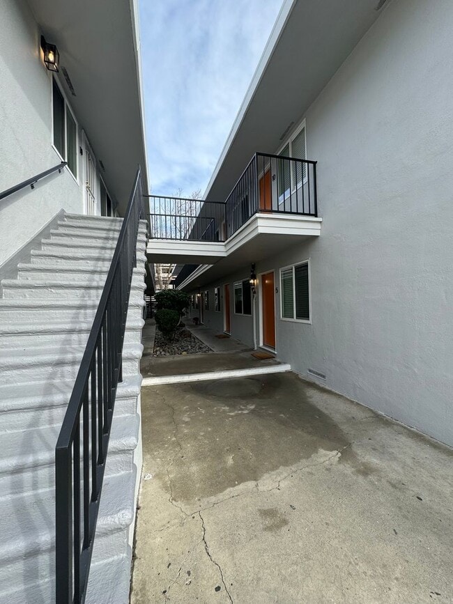 Building Photo - Beautifully updated 1/1 unit across the st...