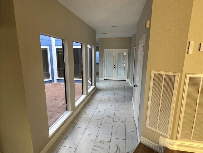 Building Photo - 526 Meadow Knoll Dr