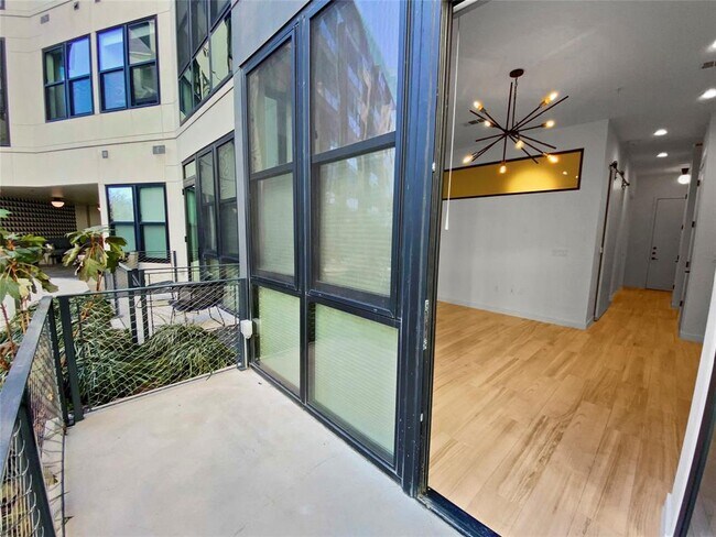 Foto del edificio - 800 Embassy Dr