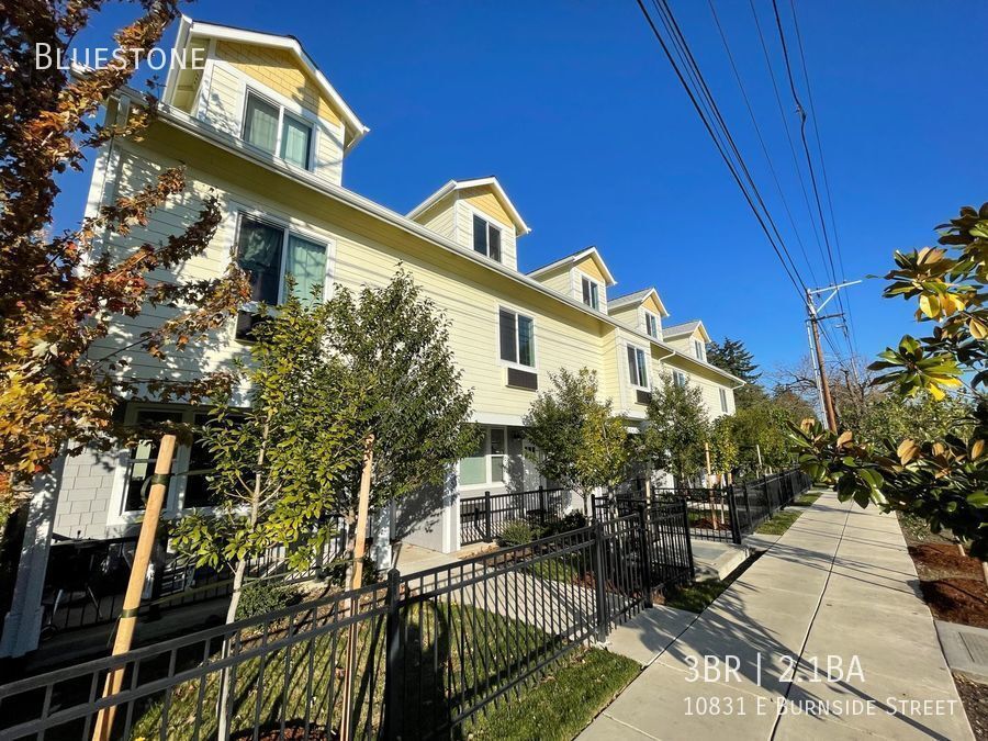 Primary Photo - Newer 3br/2.5ba Townhome