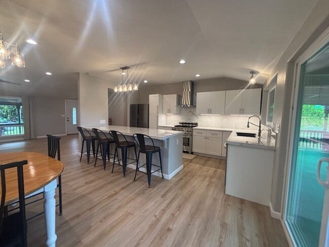 Foto del edificio - Gorgeous Four Bedroom / Two Bathroom On Usable Acreage