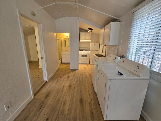 Foto del edificio - 5826 Willoughby Ave