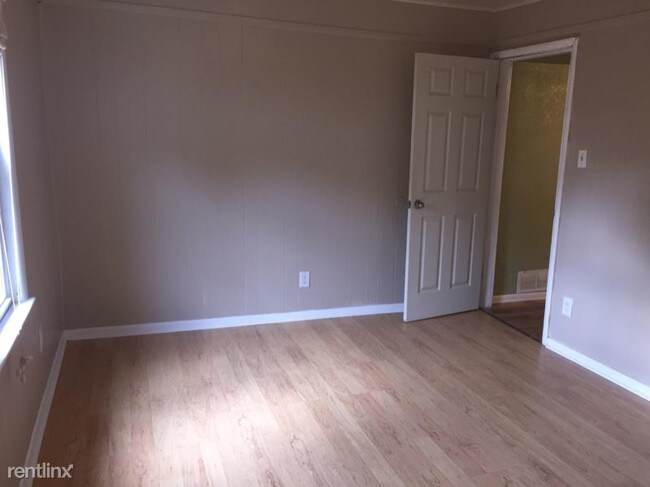 Building Photo - 3 br, 1 bath House - 3160 Broadway Avenue