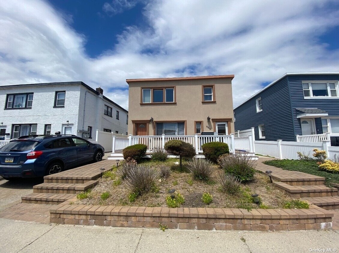 Primary Photo - 655 W Park Ave