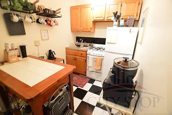 Building Photo - 165 W 85th St