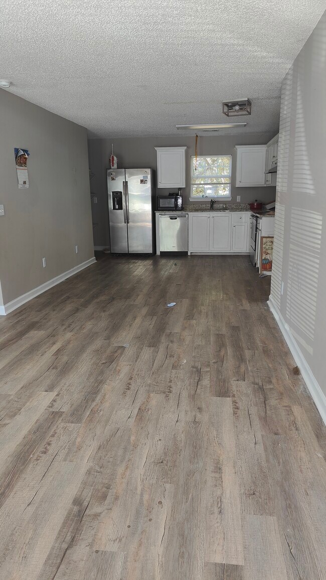 Building Photo - 108 Creekside Dr