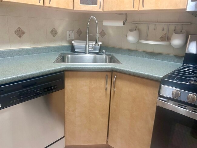 Foto del edificio - 140 Kenrick St