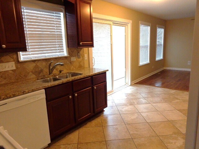 Building Photo - 2201 Oak Leaf Ln