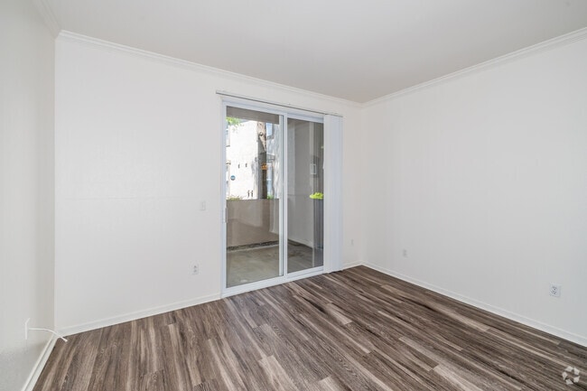 1BR, 1BA - 720SF - Living Room - Crocker Oaks Apartments