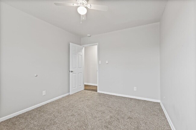 Foto del edificio - "Charming 2-Bedroom Retreat with Spacious Design in Indianapolis – Ideal Comfort Awaits!"