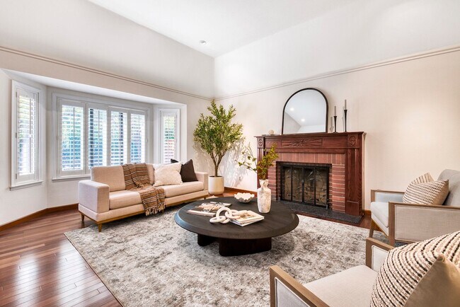 Building Photo - 8 Racquet Ct