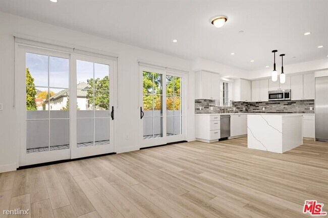 Foto del edificio - 2 br, 3 bath Condo - 7914 Norton Ave # 202