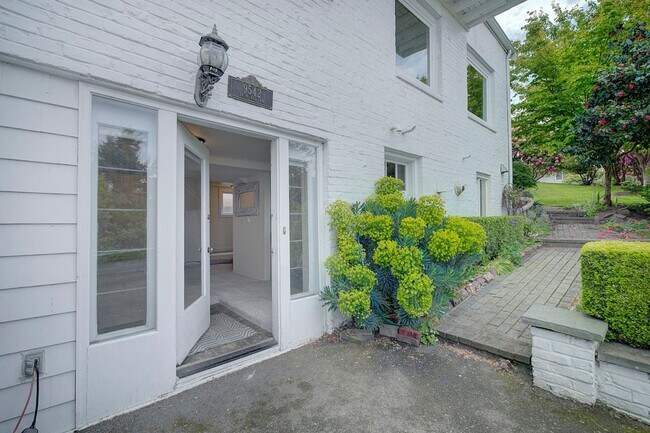 Building Photo - 3 bedroom 2.5 View Property Beach Access  ...