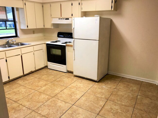 Foto del edificio - SPACIOUS 3BR/1.5BA Duplex! Convenient Loca...