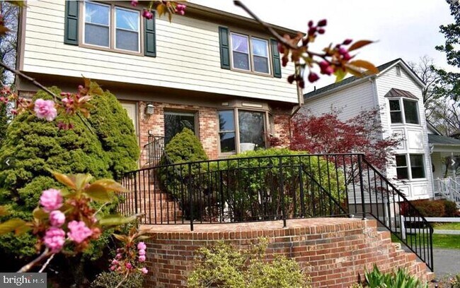 Foto del edificio - 6856 Chelsea Rd