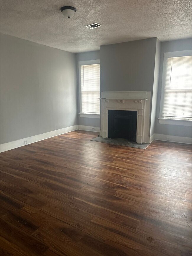 Building Photo - 3 bedroom 1 bath close to Mercer University!
