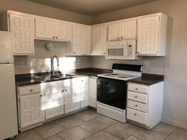 Building Photo - Cozy 2 Bed Apartment