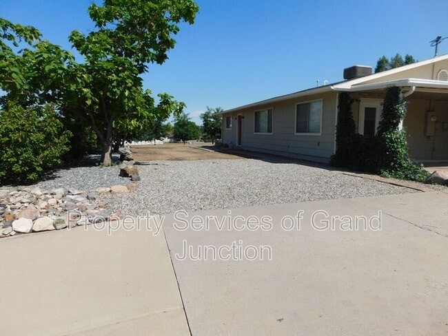 Building Photo - 396 S Camp Rd