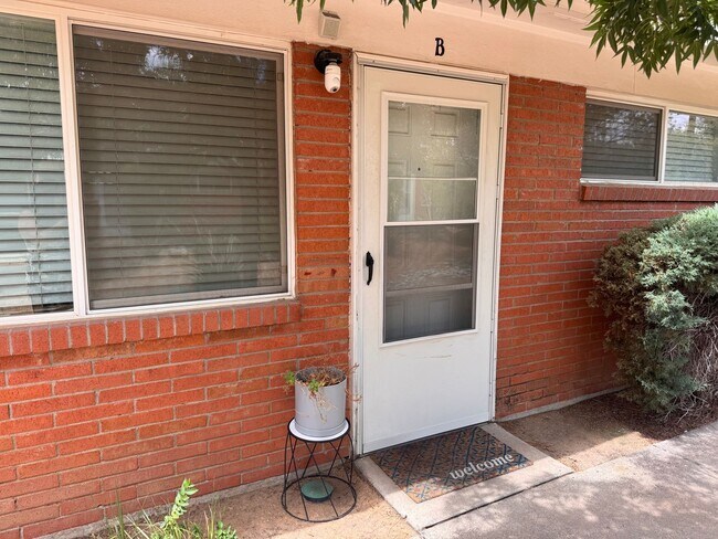 Building Photo - 9400 Candelaria Rd NE