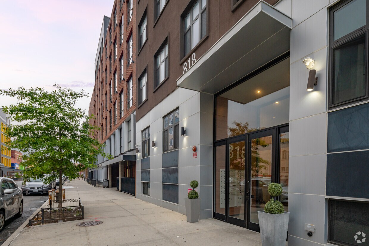 Building Photo - 818 Lexington