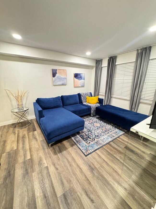 Foto del edificio - 7166 Jamieson Ave