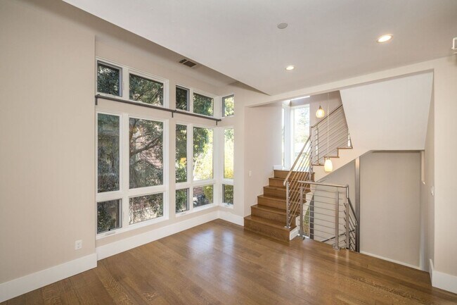 Foto del edificio - 13 Year "Young" 3 Bed, 3 Bath Contemporary Home- Steps to University Ave!