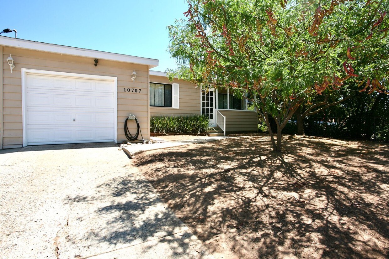 Foto principal - 3Br 1 Ba Country Charmer