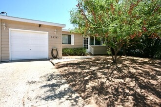 Building Photo - 10707 Oak Creek Dr