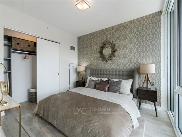 Foto del edificio - 225 W Division St