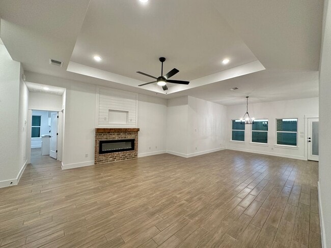 Building Photo - Viewable Now by Appointment Only!