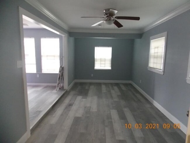 Building Photo - 5303 Lyndhurst Dr