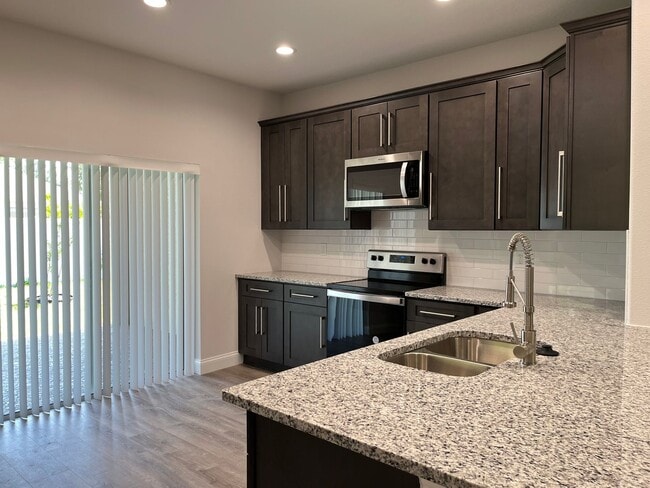 Building Photo - Newer 3bdr/2ba in the heart of Palm Coast!