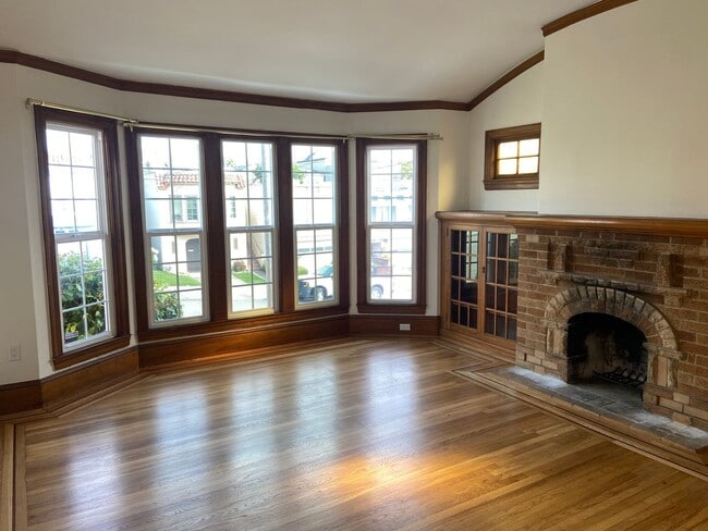 Building Photo - Classic & Timeless Parkside Home 3BD / 2.5BA