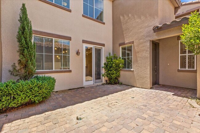 Foto del edificio - Spacious, Stylish & Partially Furnished 3-Bedroom Home with Attached Garage