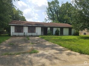 Building Photo - 742 Queensbury Dr