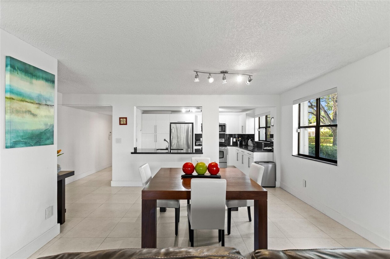 Foto principal - 16051 Blatt Blvd