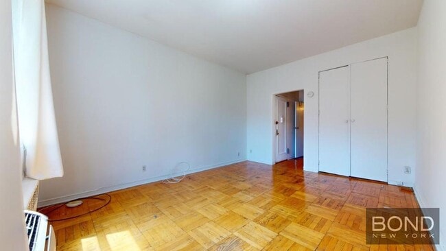 Building Photo - 219 E 76th St