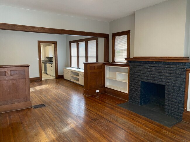 Building Photo - 136 S Green St