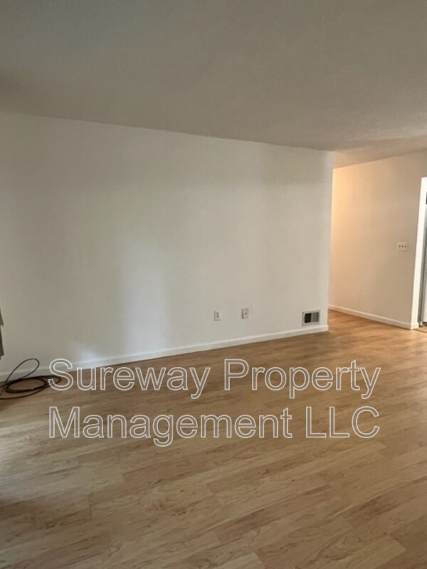 Building Photo - 437 Danbury Lane