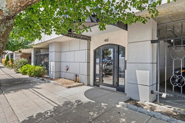 Building Photo - 461 Bank St
