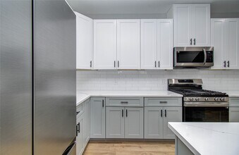 Building Photo - 835 S Victory Dr