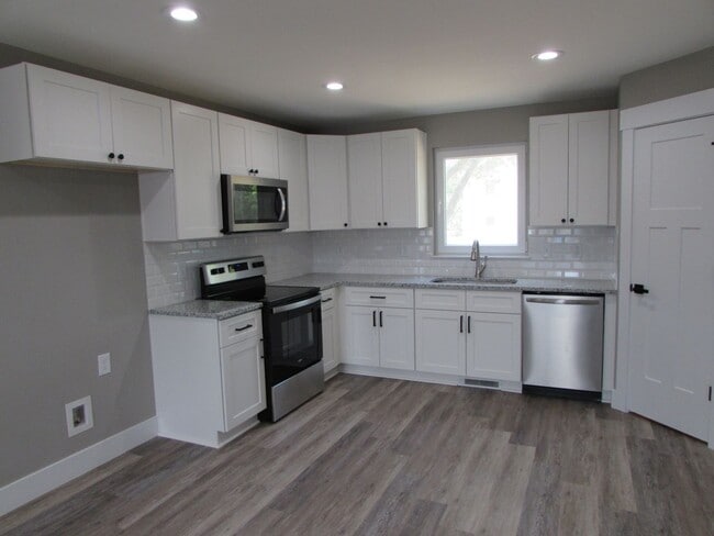 Building Photo - Brand new 3 bed/2.5 bath duplex located in...