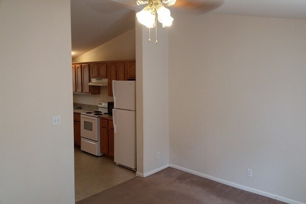 Building Photo - 3 Bedroom Duplex in Convenient Location!