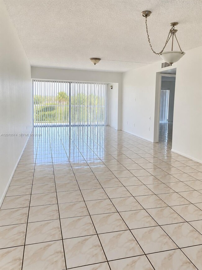 Building Photo - 9280 Fontainebleau Blvd