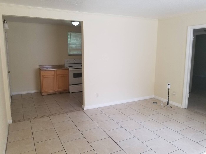 Primary Photo - Renovated Kingsbury Apartment