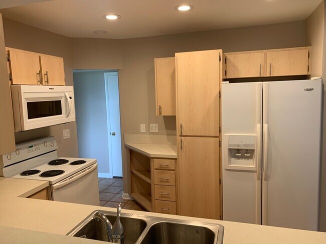 Building Photo - 3 Bed, 2 Bath Home for Rent in Northeast St. Pete