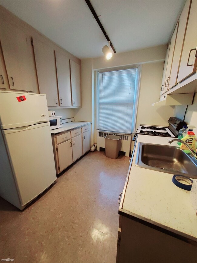 Building Photo - Studio, 1 bath Condo - 30 Glenbrook Rd Unit 1