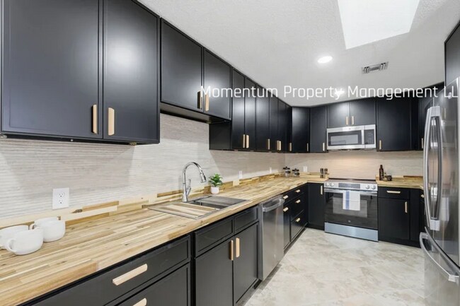 Foto del edificio - Gorgeous 4 Bedroom in Dunedin! Full Upgraded w/ a Pool!! AVAILABLE FOR IMMEDIATE MOVE IN!!
